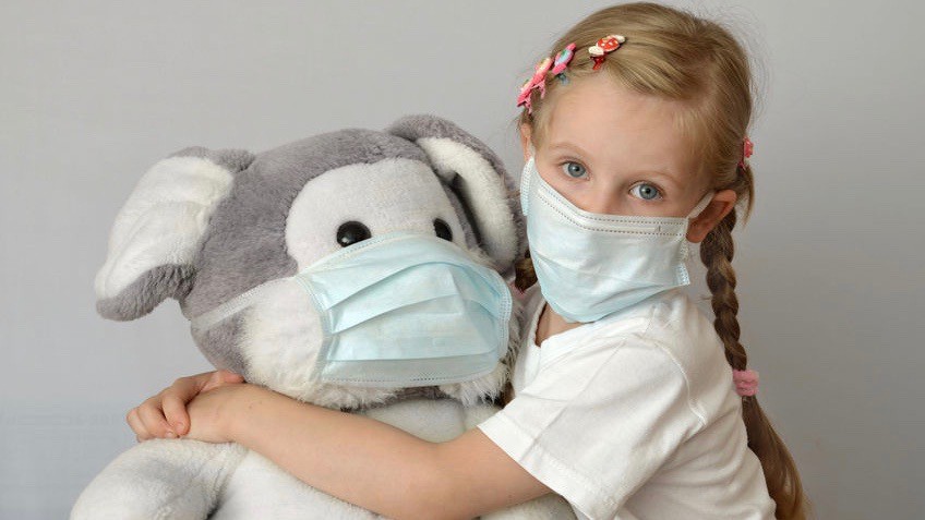 В Роспотребнадзоре рассказали о передаче коронавируса от взрослых к детям