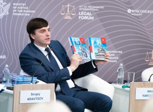 Сергей Кравцов представил новые учебники по обществознанию для 9-х и 10-х классов на Петербургском международном юридическом форуме
